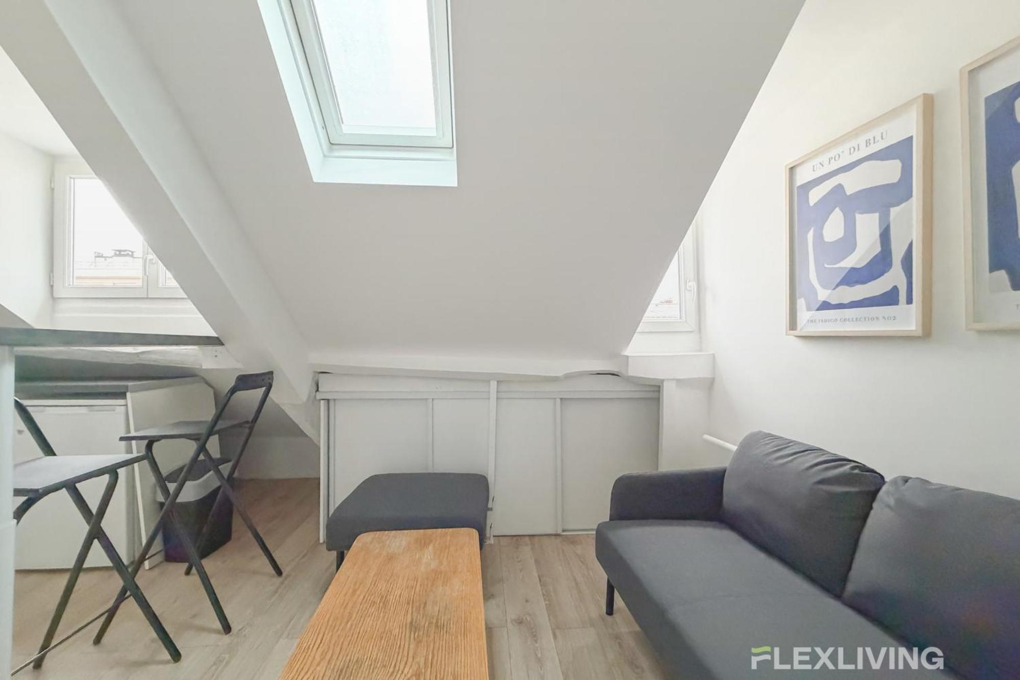 Comfortable And Bright Large 10th Apartment *