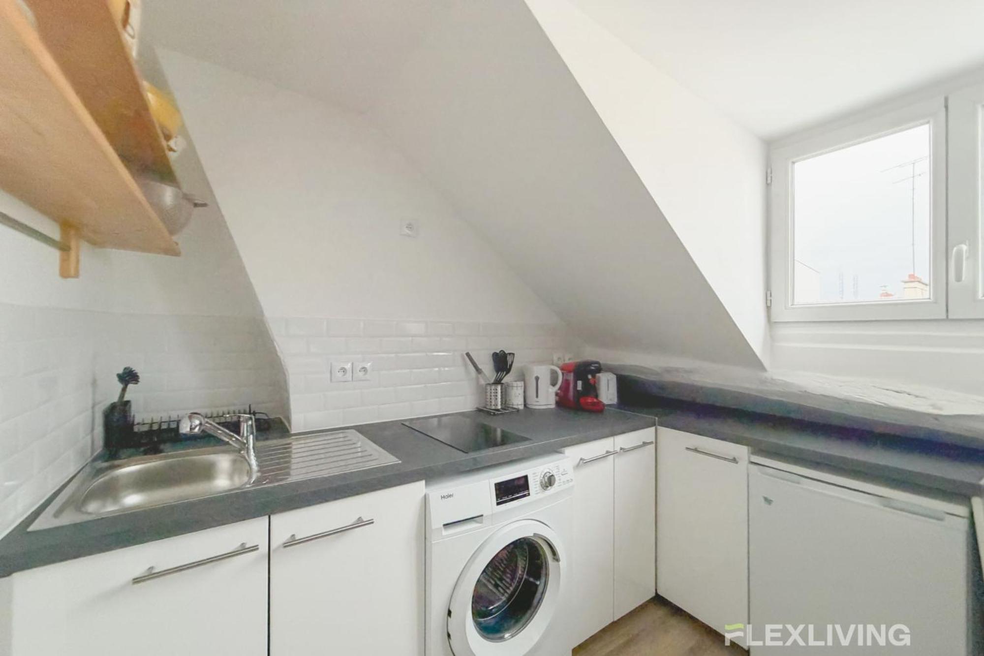 Comfortable And Bright Large 10th Apartment Paris